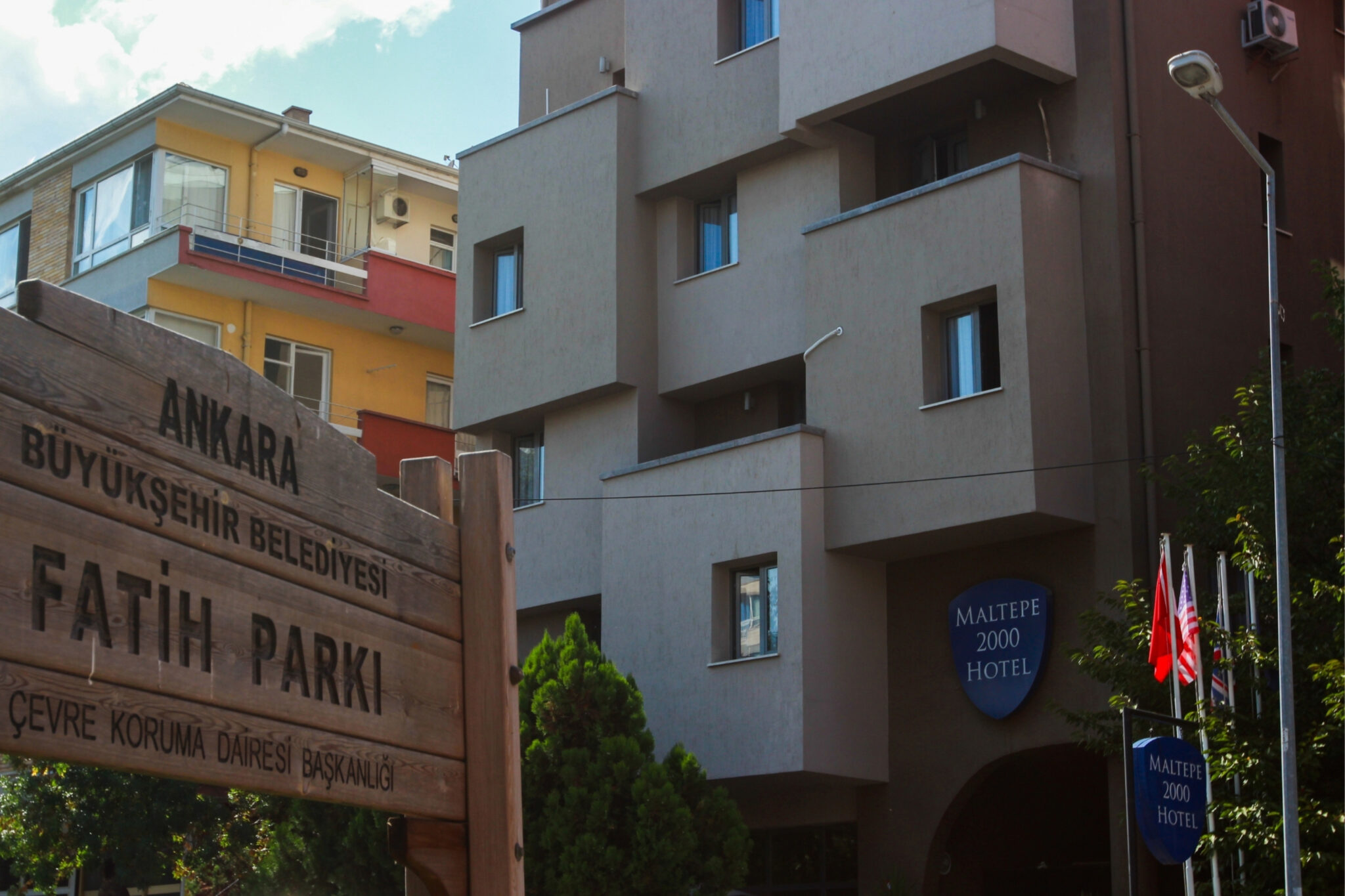 Ankara Maltepe'de merkezi konumda yer alan Maltepe 2000 Hotel’in dış cephesi ve modern giriş alanı